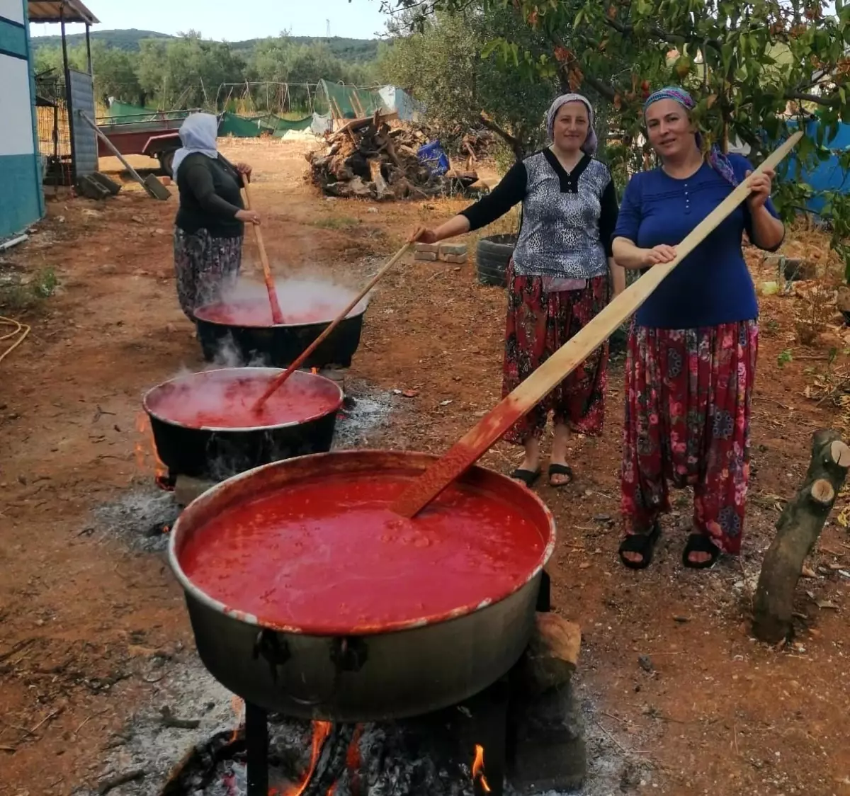 Üzümlü Women Make Winter Tomato Paste