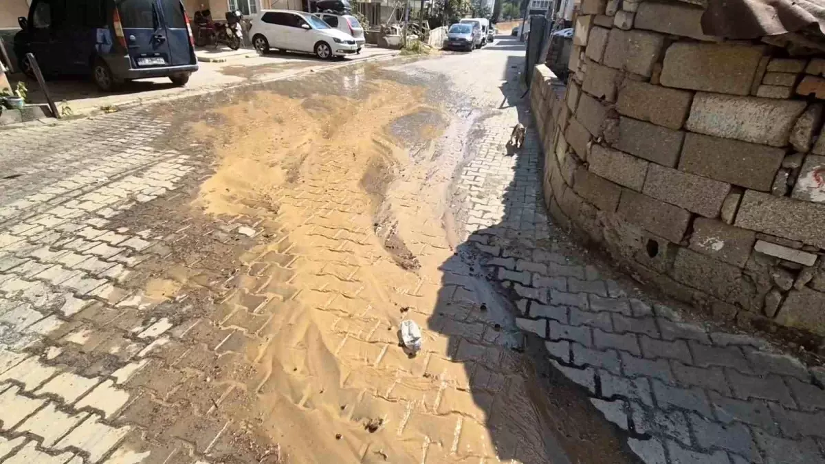 Süleymanpaşa\'da Su Patlakları Vatandaşları Mağdur Ediyor