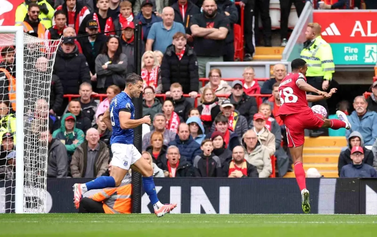 Liverpool, Everton\'u 2-1 ile geçerek 5\'te 5 yaptı