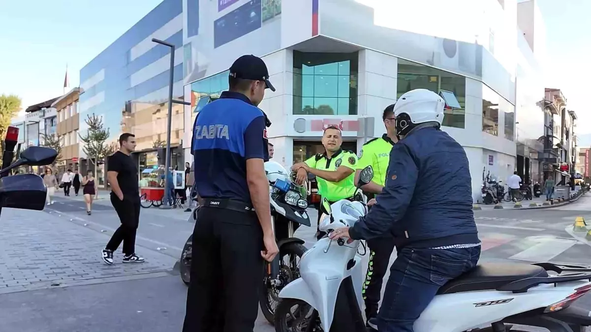 Düzce\'de Motosiklet Denetimleri Sıklaştı: Yasaklı Caddeye Giriş Yapana Ceza