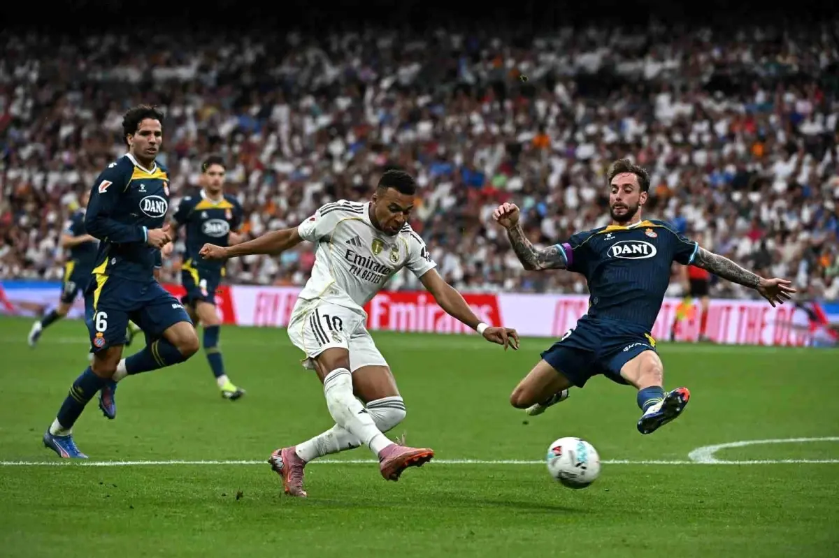 Real Madrid Espanyol\'u 2-0\'la Geçti