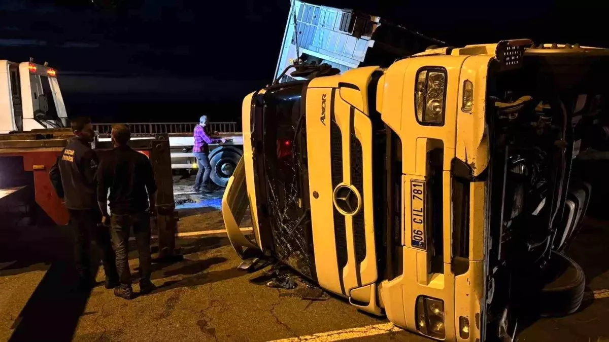 Rize\'deki Tır Kazası Trafiği Kapatır