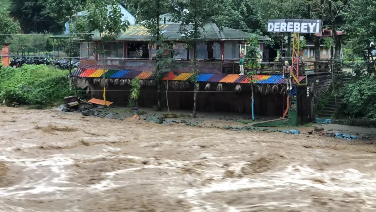 Rize\'de Sel: 15 Kişi Kurtarıldı
