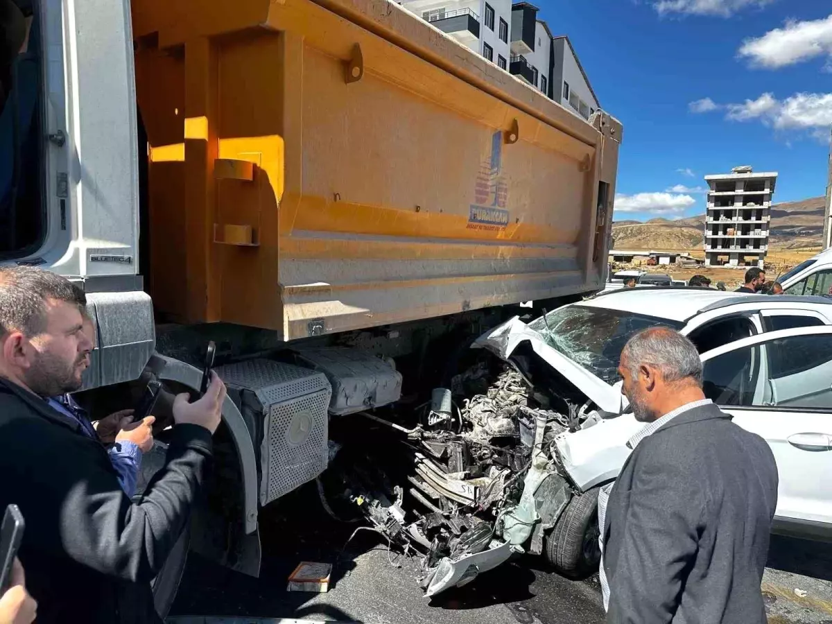 Tatvan\'da Trafik Kazası: 3 Yaralı
