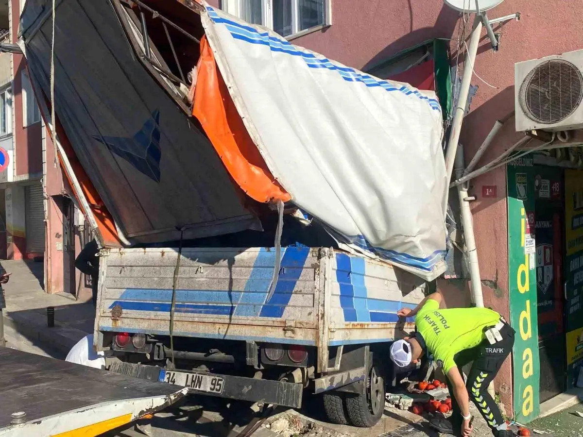 Üsküdar\'da Kamyonet Ganyan Bayisine Daldı