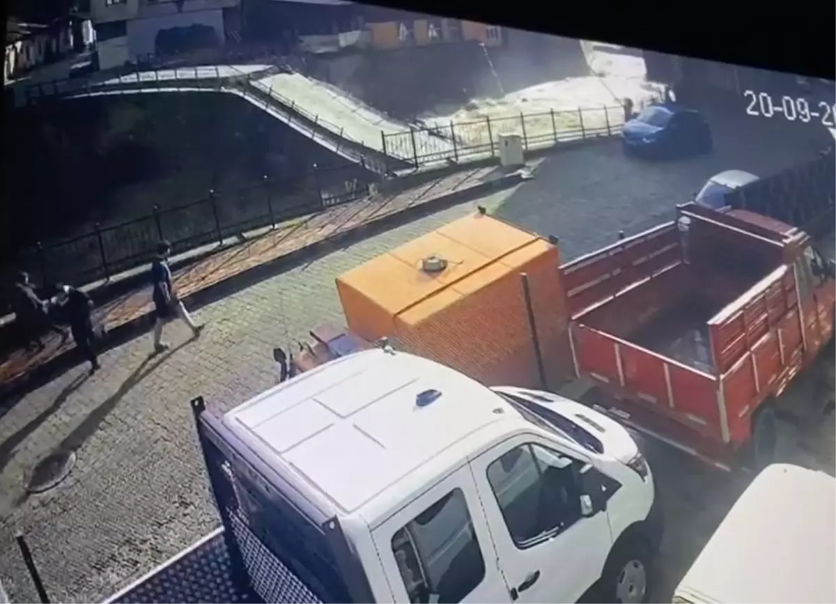 Artvin\'de tarihi köprü selde böyle yıkıldı