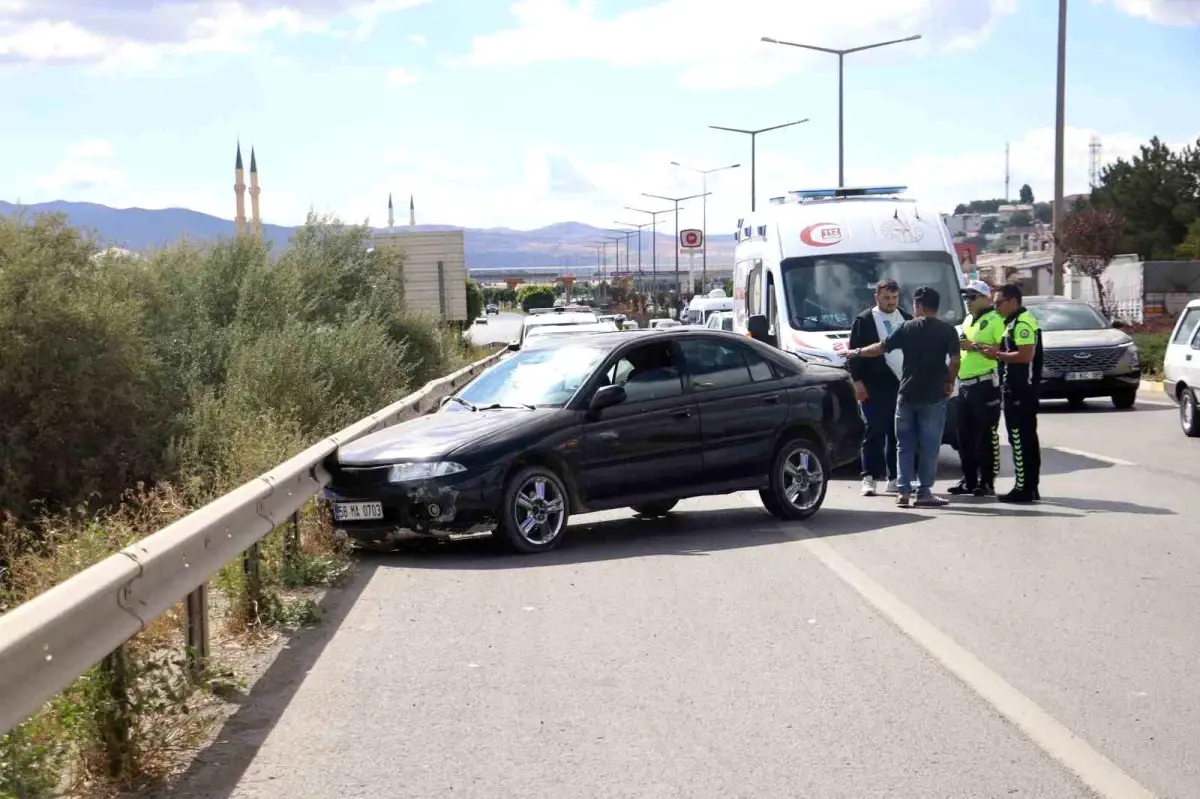 Sivas\'ta Otomobil Tırla Bariyerler Arasında Sıkıştı