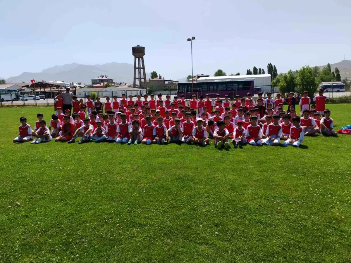Van Büyükşehir Belediyespor\'dan Vanspor\'a Altyapı Desteği