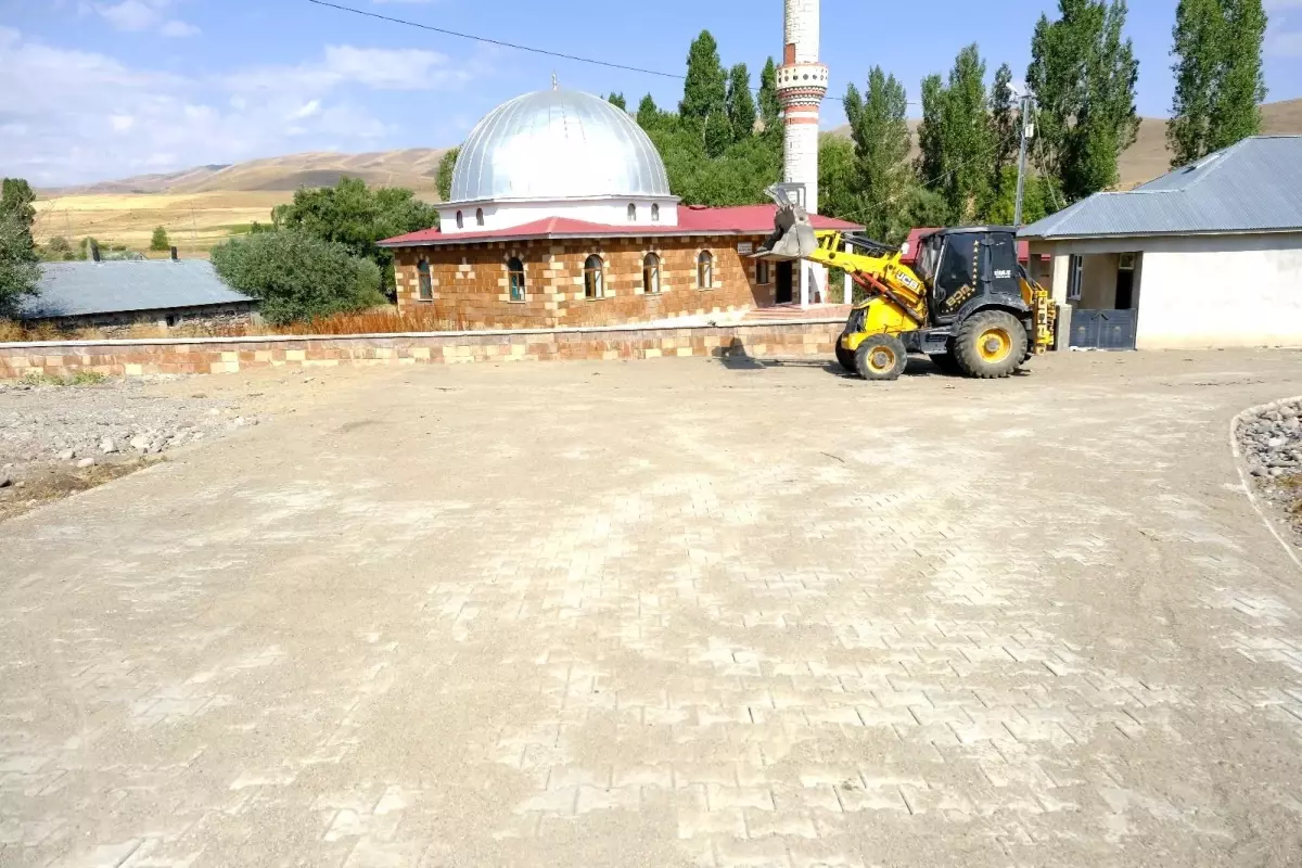 Abdiköy\'de 2 Bin Metrekare Parke Taşı Döşendi