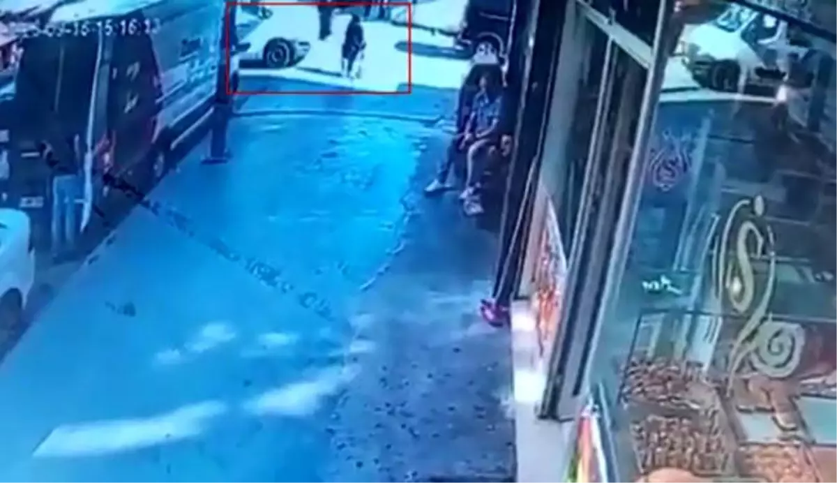 Servis minibüsünün anne ve oğlunun üzerinden geçtiği dehşet anları kamerada