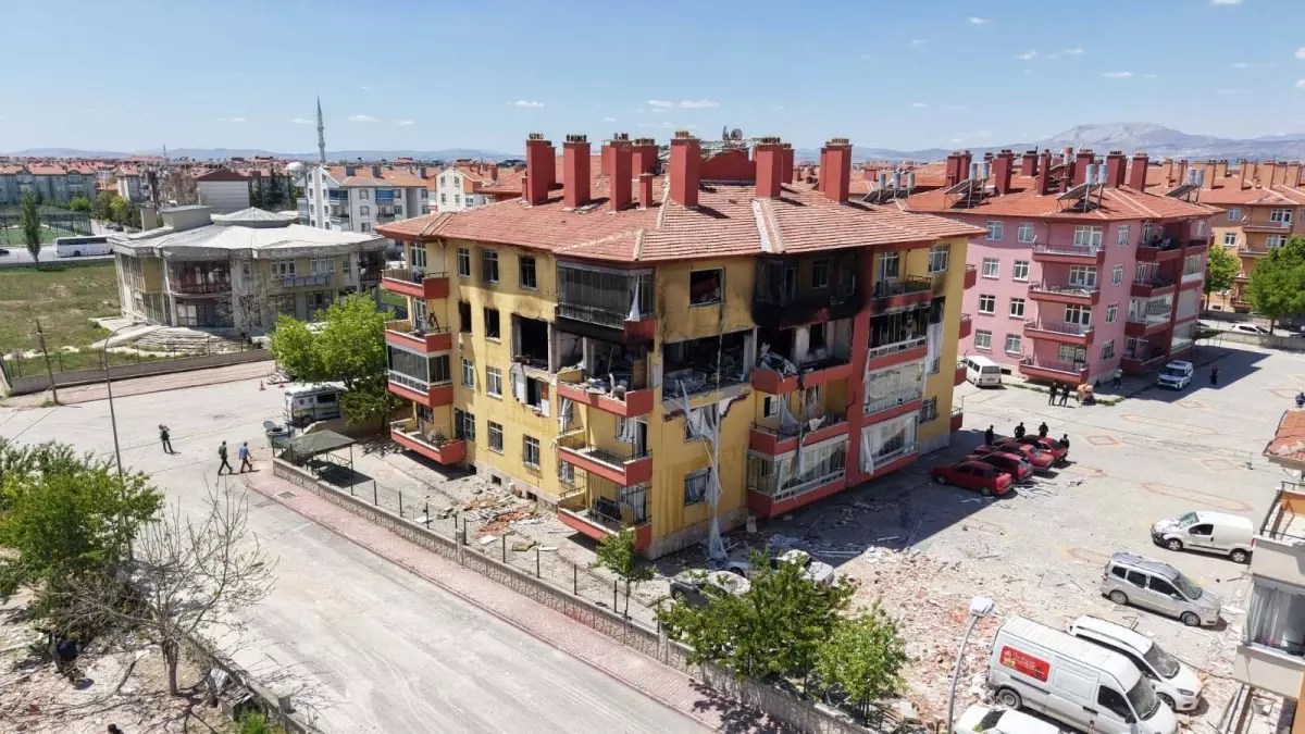 Konya\'da Patlama: 13 Yaralı, Apartman Yıkıldı