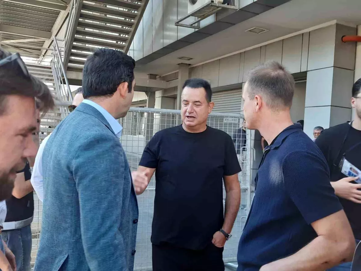 Fenerbahçe Genel Kurulu\'nda Ünlü İsimler Oy Kullandı