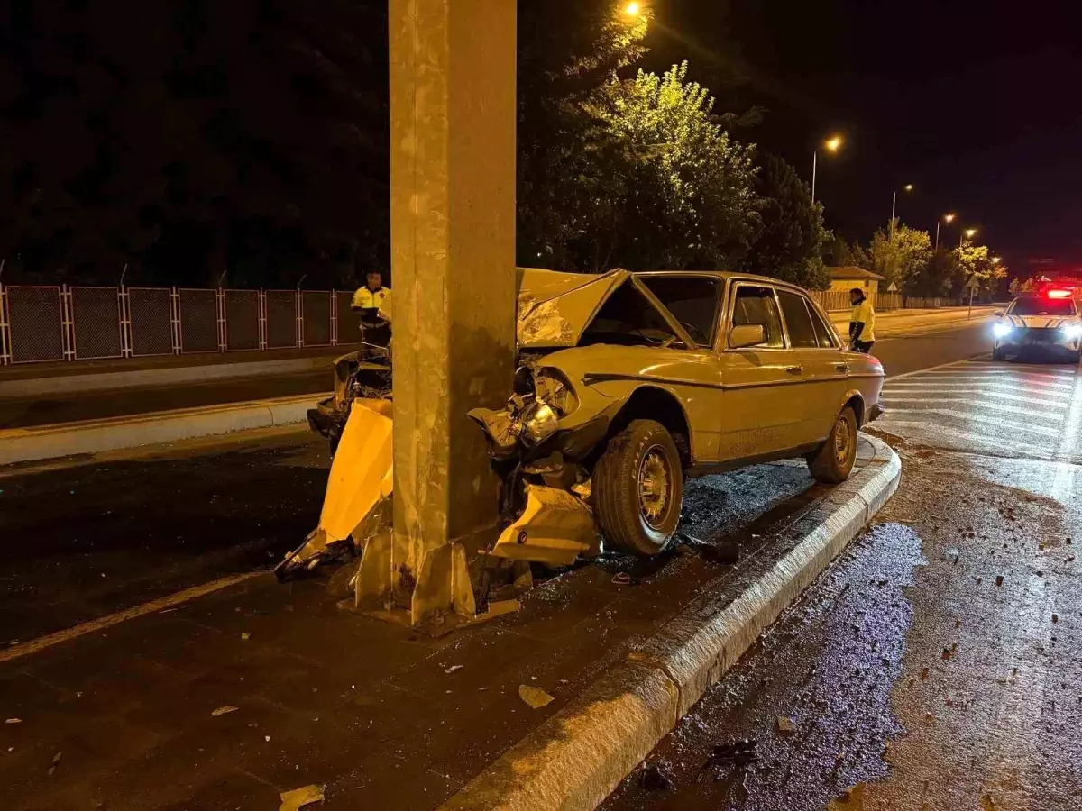 Kayseri\'de Klasik Otomobil Direğe Saplandı, Sürücü Ağır Yaralı