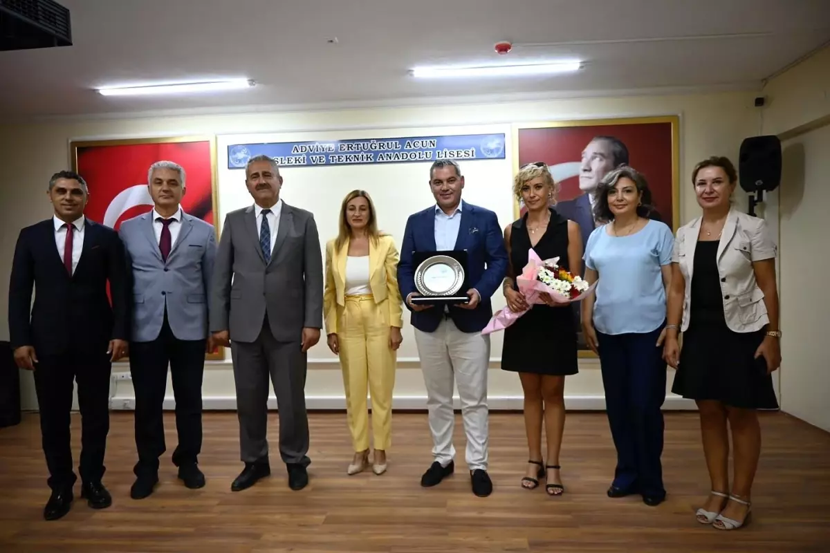 Kuşadası\'nda Hayırsevere Plaket