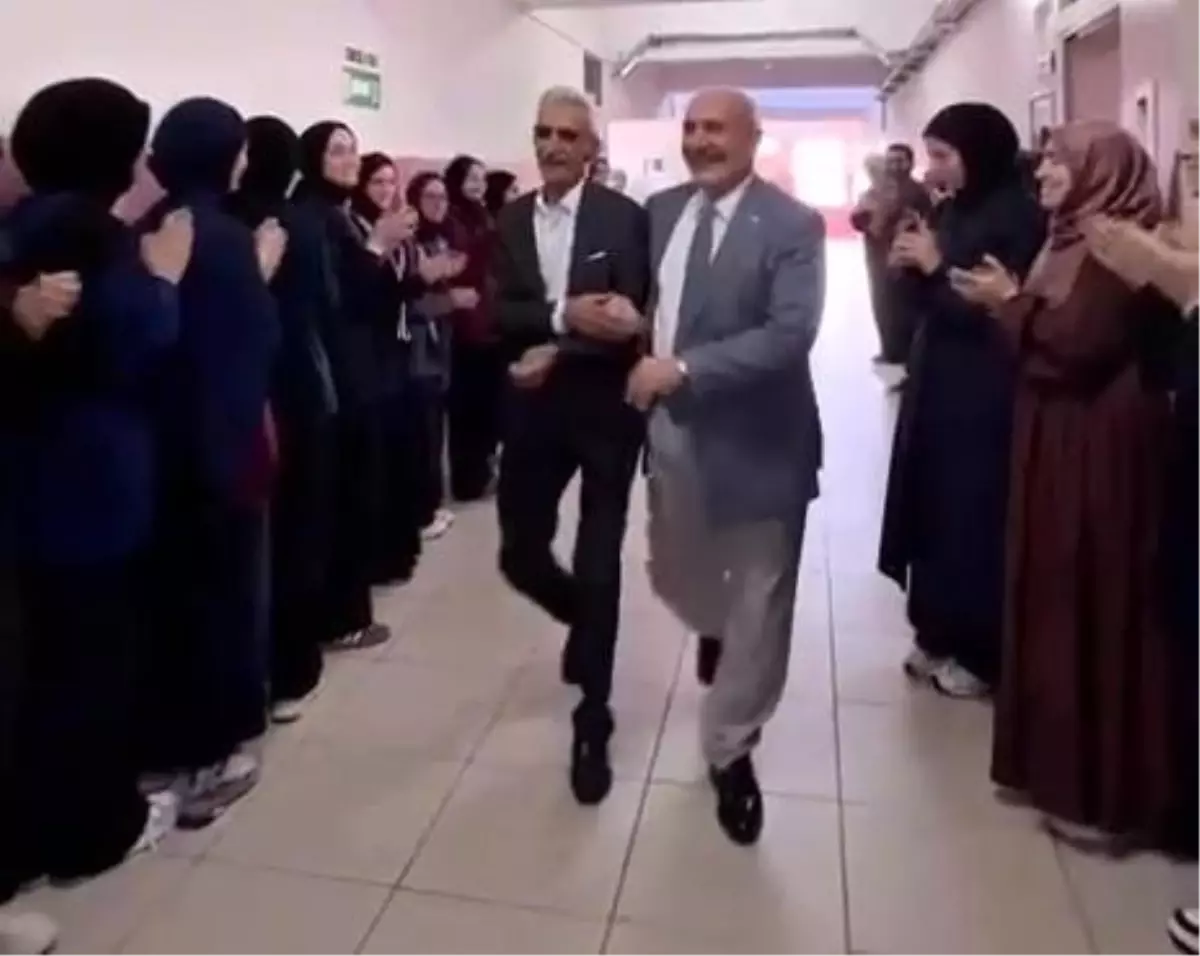 Emekli Öğretmen Alkışlarla Uğurlandı