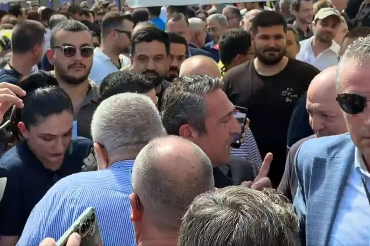 Oy kullanmaya giden Ali Koç\'un zor anları: Aman, aman...