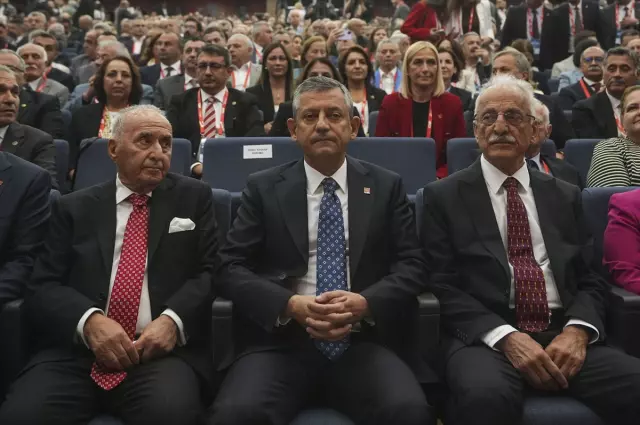 Özgür Özel, yeniden CHP Genel Başkanı seçildi