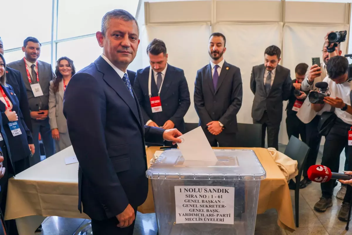 Özgür Özel, CHP Genel Başkanı Seçildi