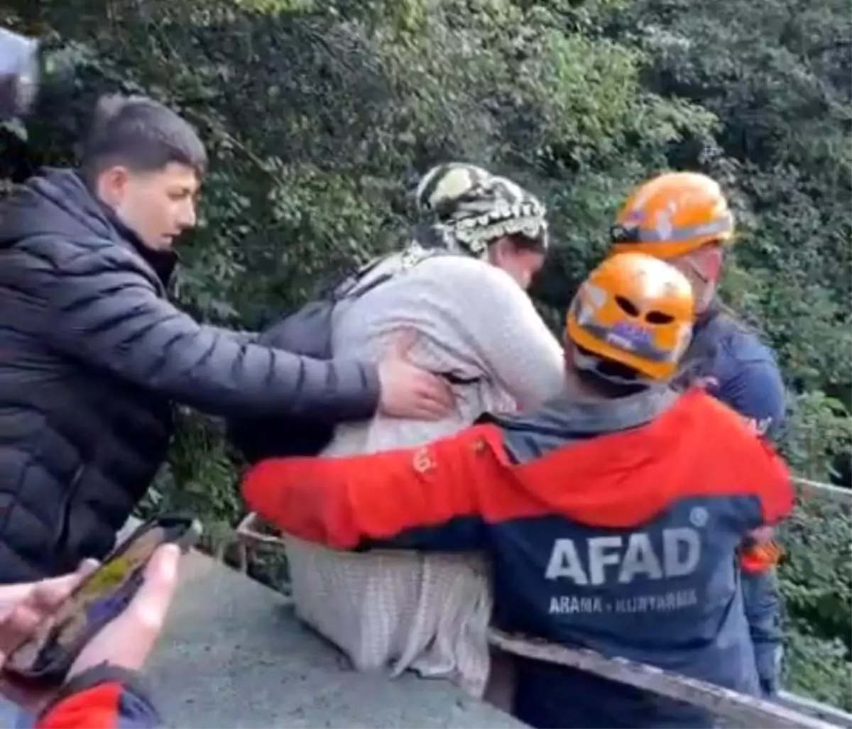 AFAD\'dan operasyon! Heyelanda mahsur kalan vatandaşlar böyle kurtarıldı