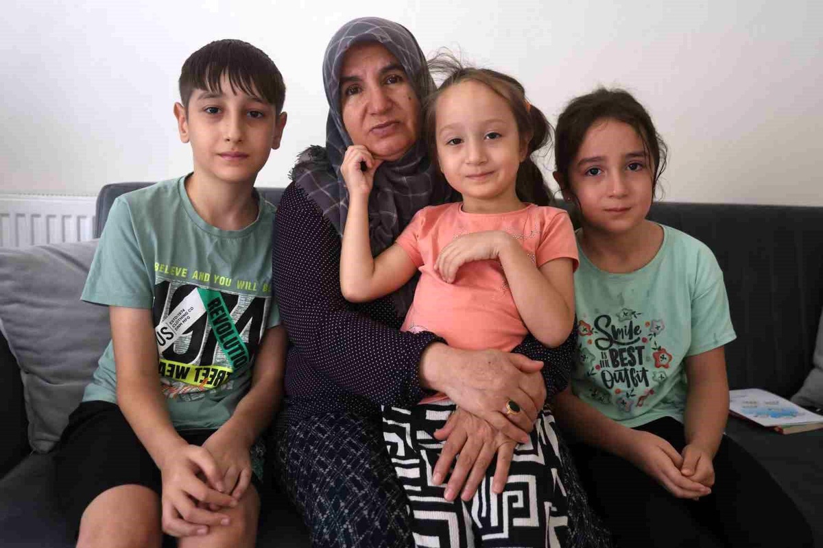 Asrın Felaketinin Ardından Anneanne ve Torunları Hayata Tutunuyor