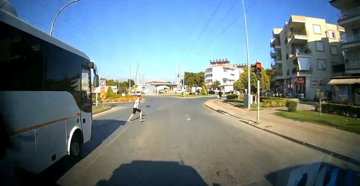Ambulans Şoförü İki Kazayı Önledi