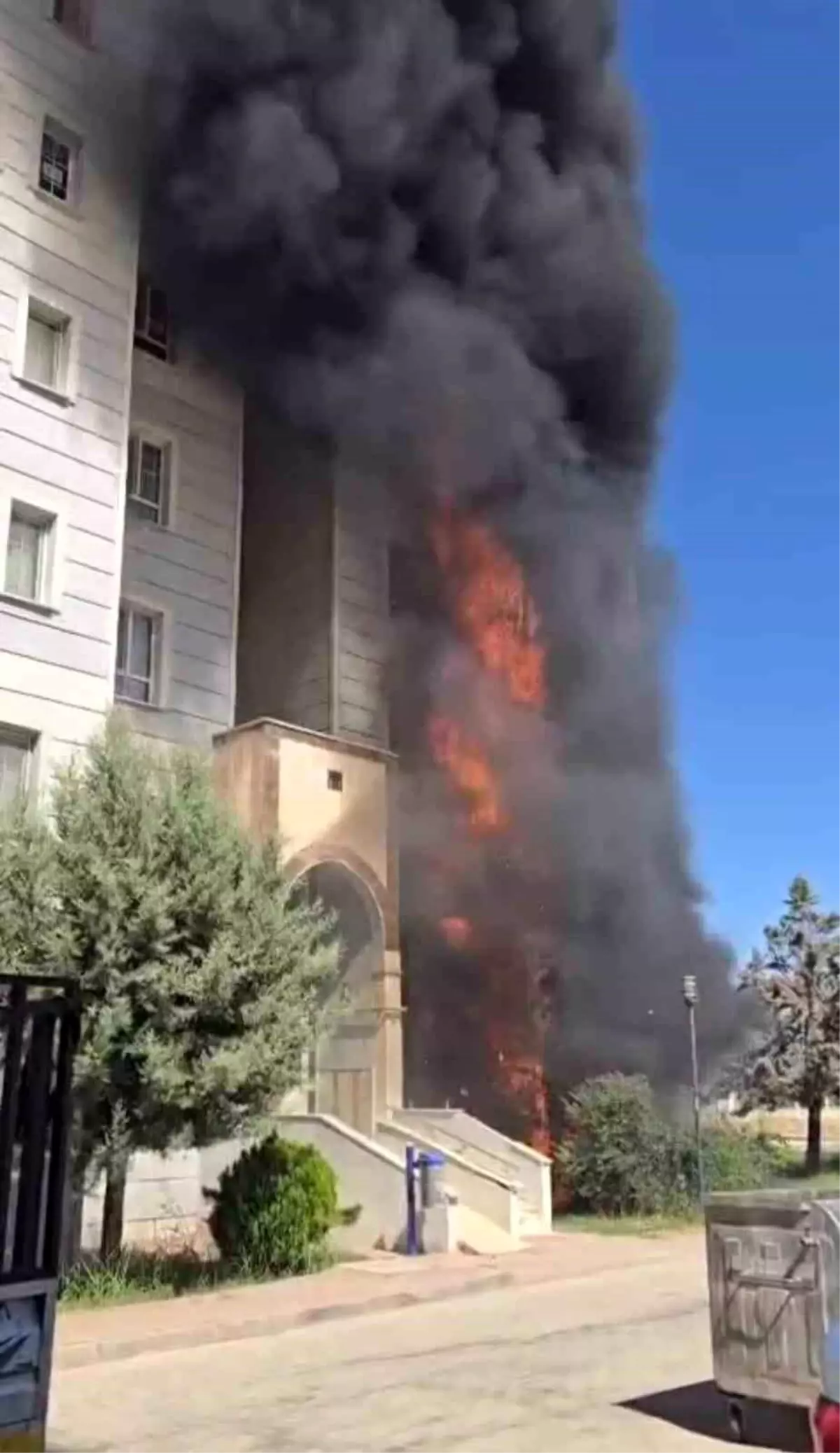 Viranşehir\'de Apartmanda Yangın Paniği