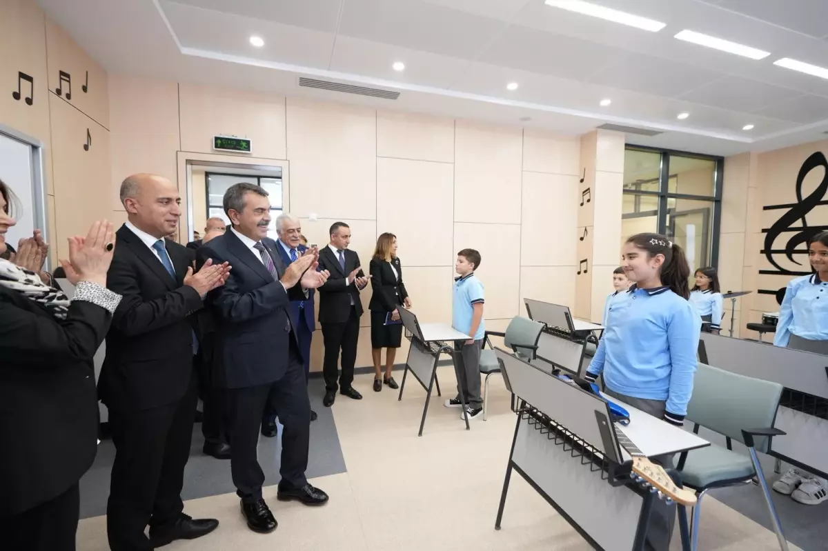 Bakan Tekin, Füzuli\'deki Okulu Ziyaret Etti