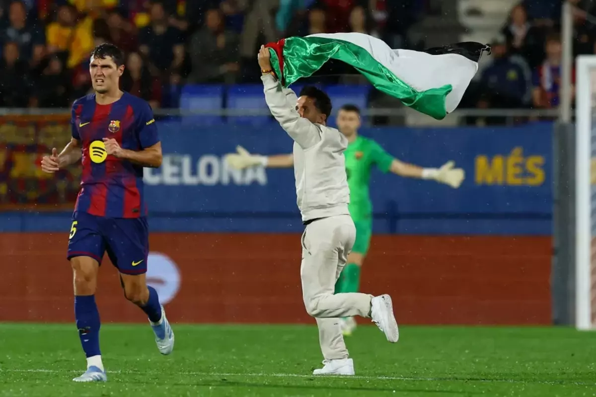 Barcelona\'nın 3-0\'lık zaferini gölgede bırakan protesto
