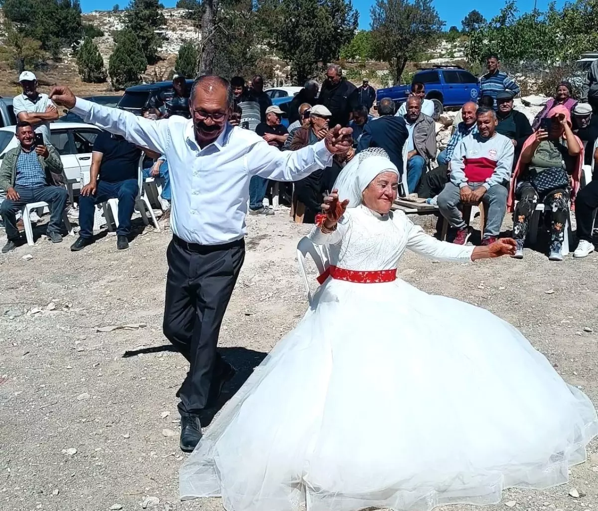 40 Yıl Sonra Gelinlik ve Damatlık Hayali Gerçekleşti