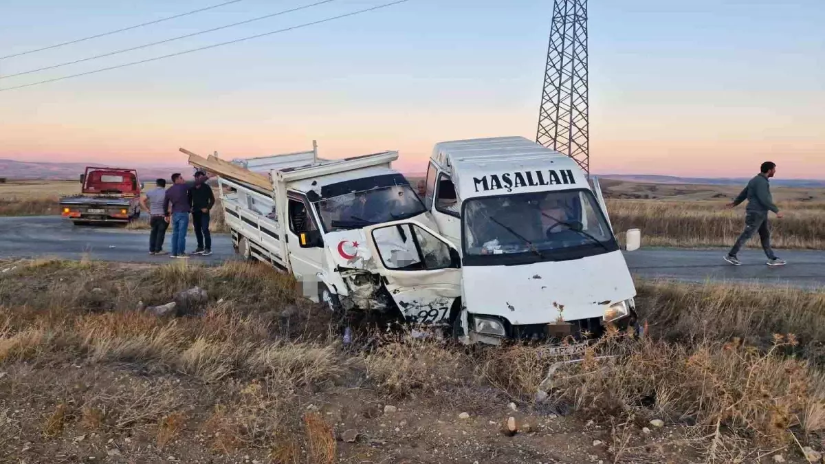 Çorum\'da Minibüs ile Kamyonet Çarpıştı: 4 Yaralı