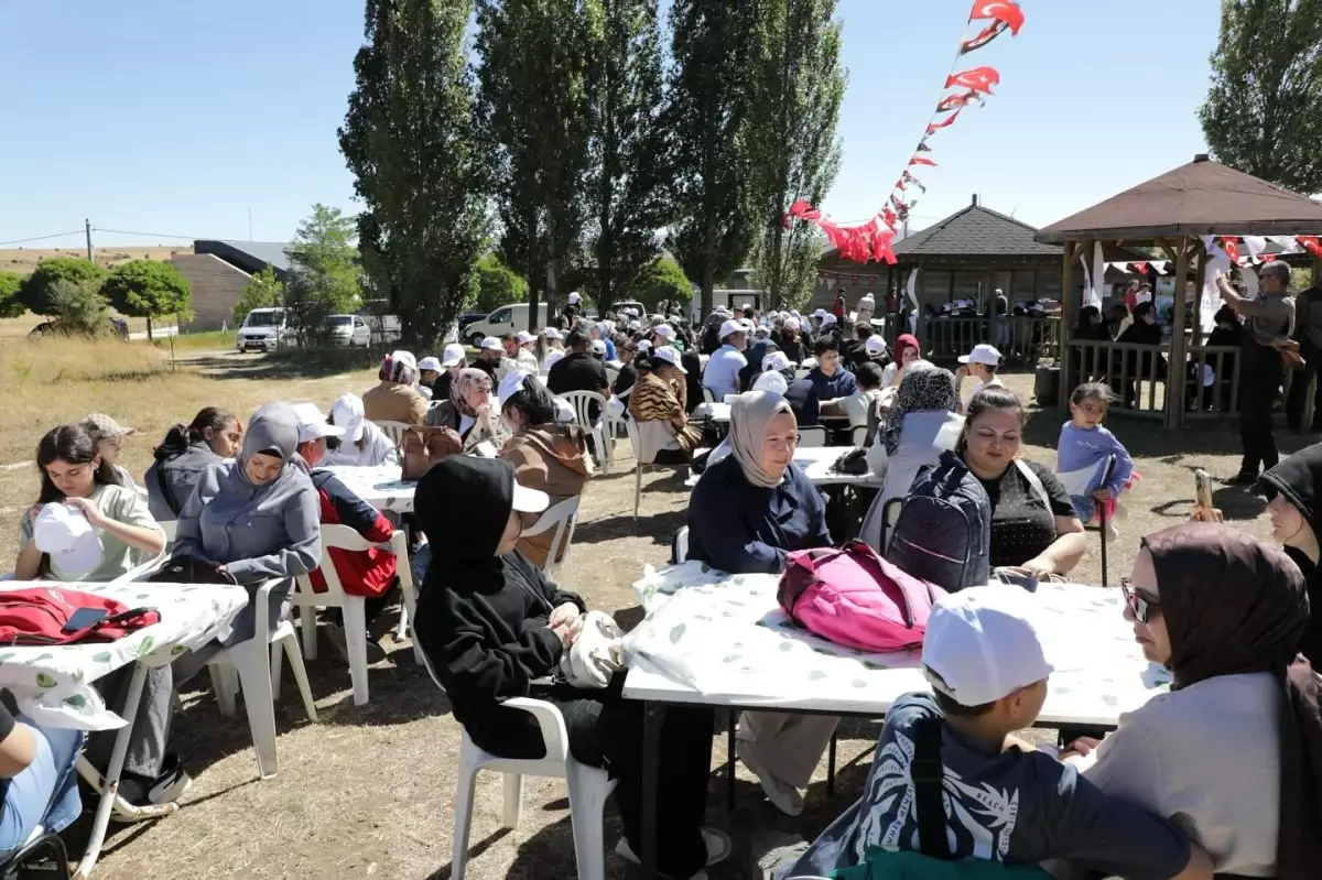 Dumlupınar\'da bursiyerler geleneksel piknik şöleninde buluştu