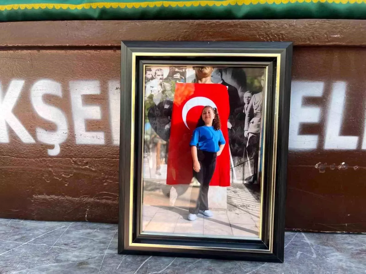 İzmir\'de Asansör Düşmesi: 9 Yaşındaki Kız Hayatını Kaybetti