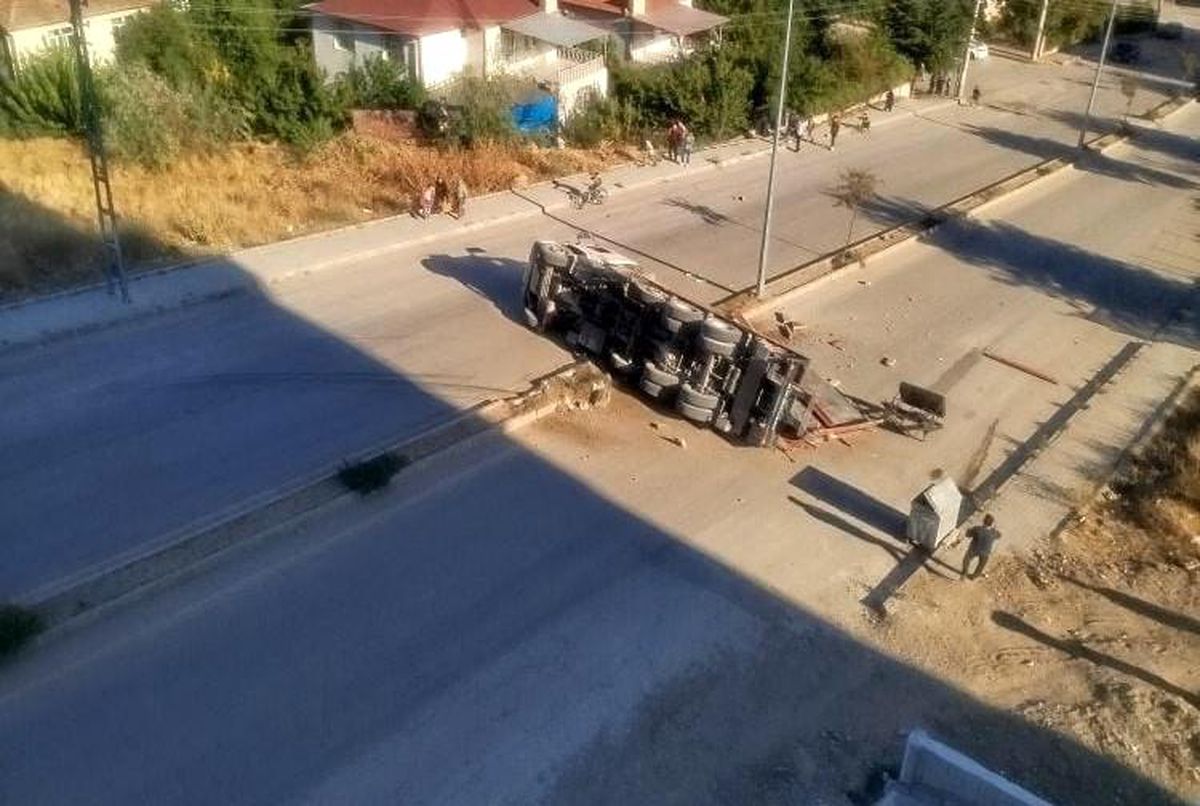 Elazığ\'da Tır Devrildi