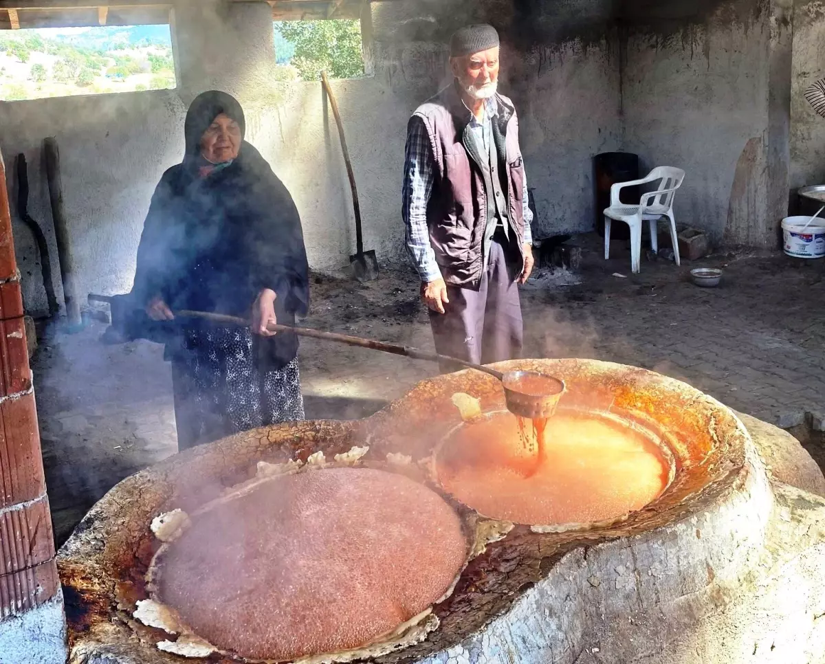 Emet\'ten Yağcık Köyü\'ne Pekmez Evi Ziyareti