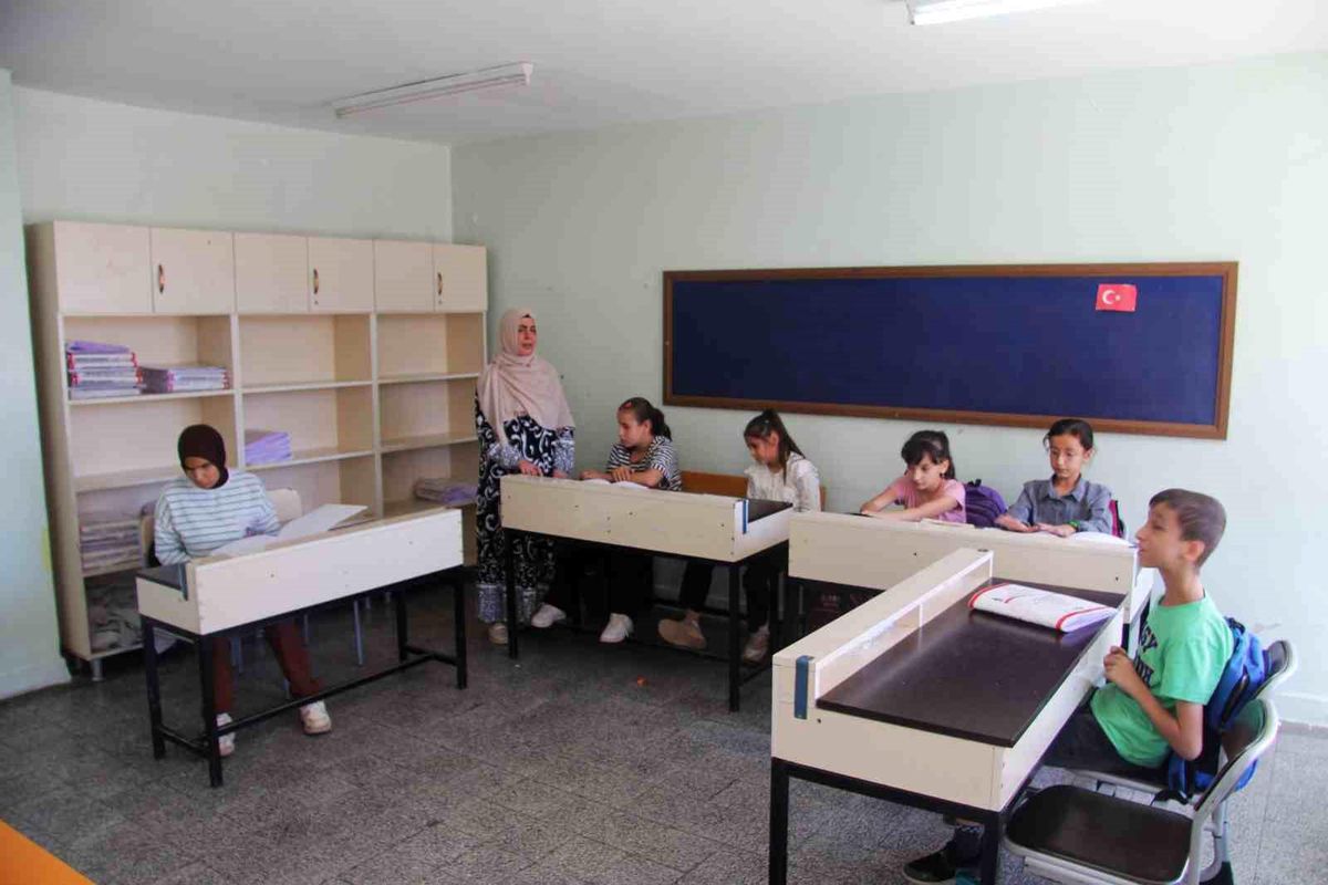 Görme Engelli Öğretmen, Öğrencilerini Aydınlatıyor