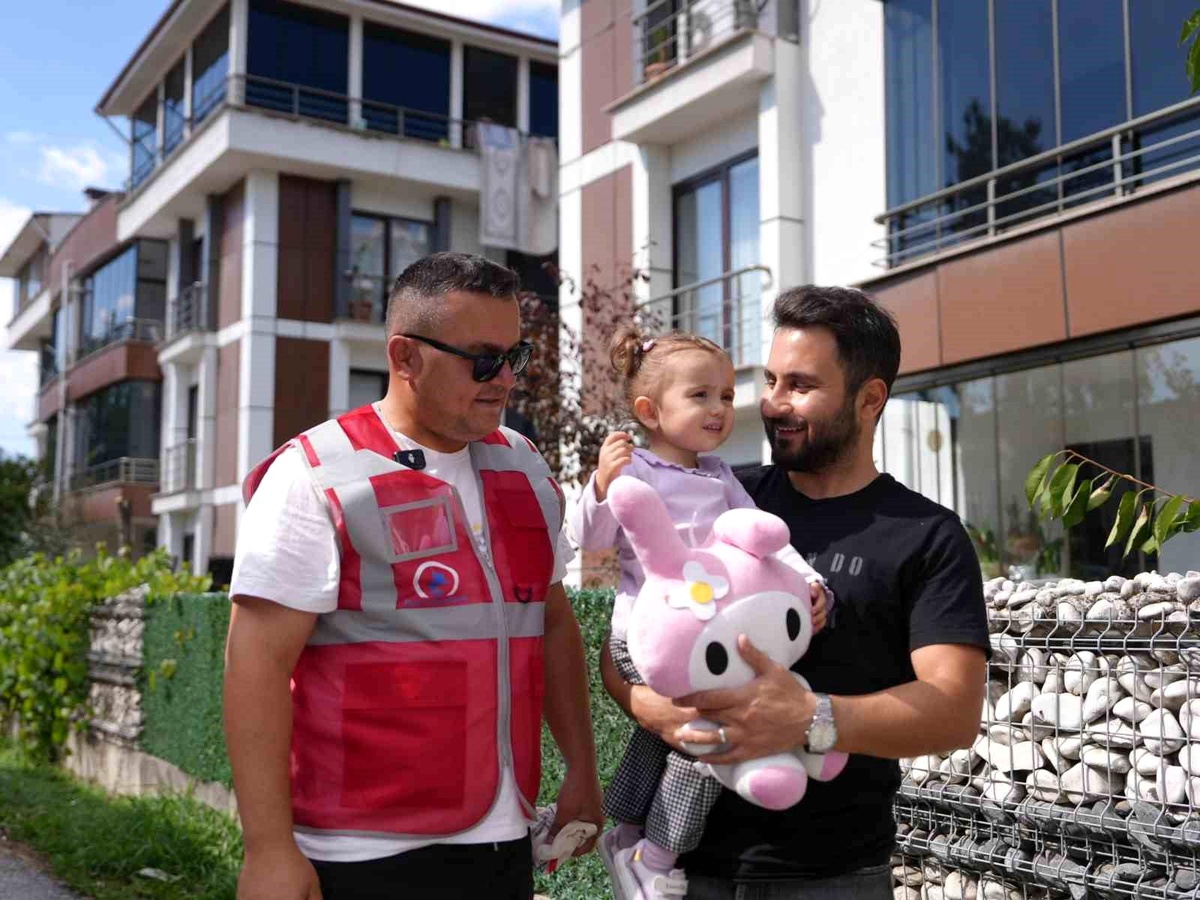 Düzce\'de Temizlik Ekiplerinden Küçük Melisa\'ya Sürpriz Hediye