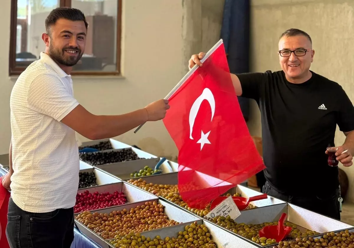 AK Parti Hisarcık\'ta Üye Kaydı ve Bayrak Dağıtımı