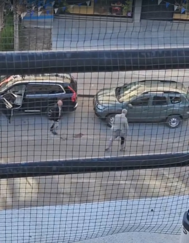 İş insanının sokak ortasında vurulduğu anlar kamerada