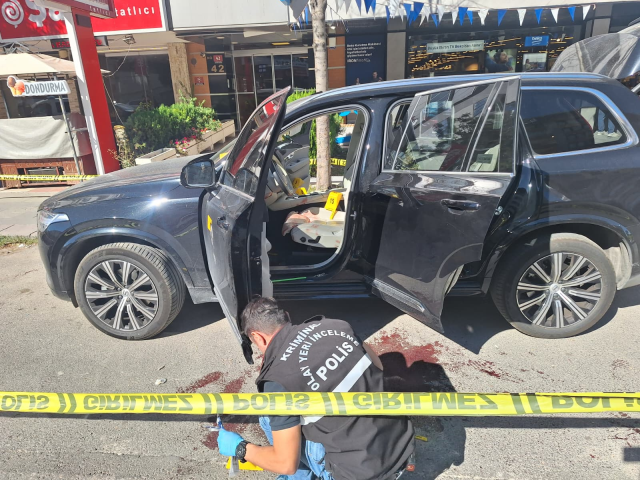 İş insanının sokak ortasında vurulduğu anlar kamerada