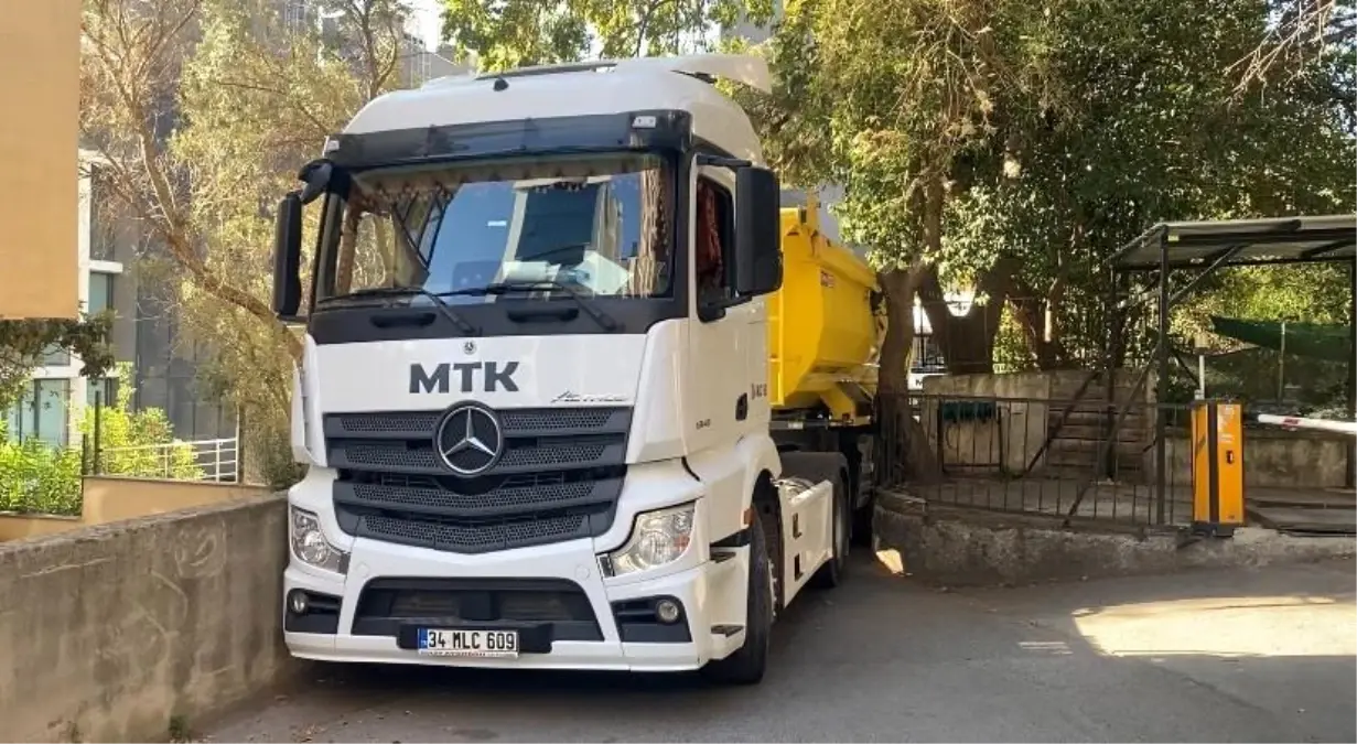 Hafriyat Kamyonu Dar Sokakta Sıkıştı