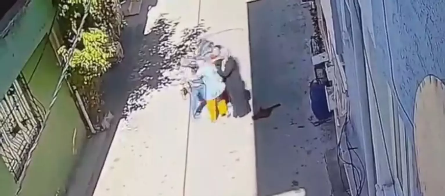 3 kadın, kucağında çocuğu ile yürüyen anneyi tekme tokat darbetti