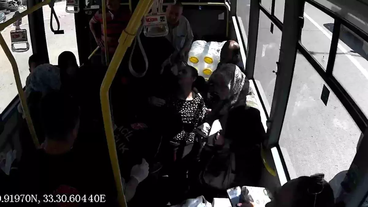 Halk Otobüsünde Fenalaşan Kadına Şoförden Hızlı Müdahale