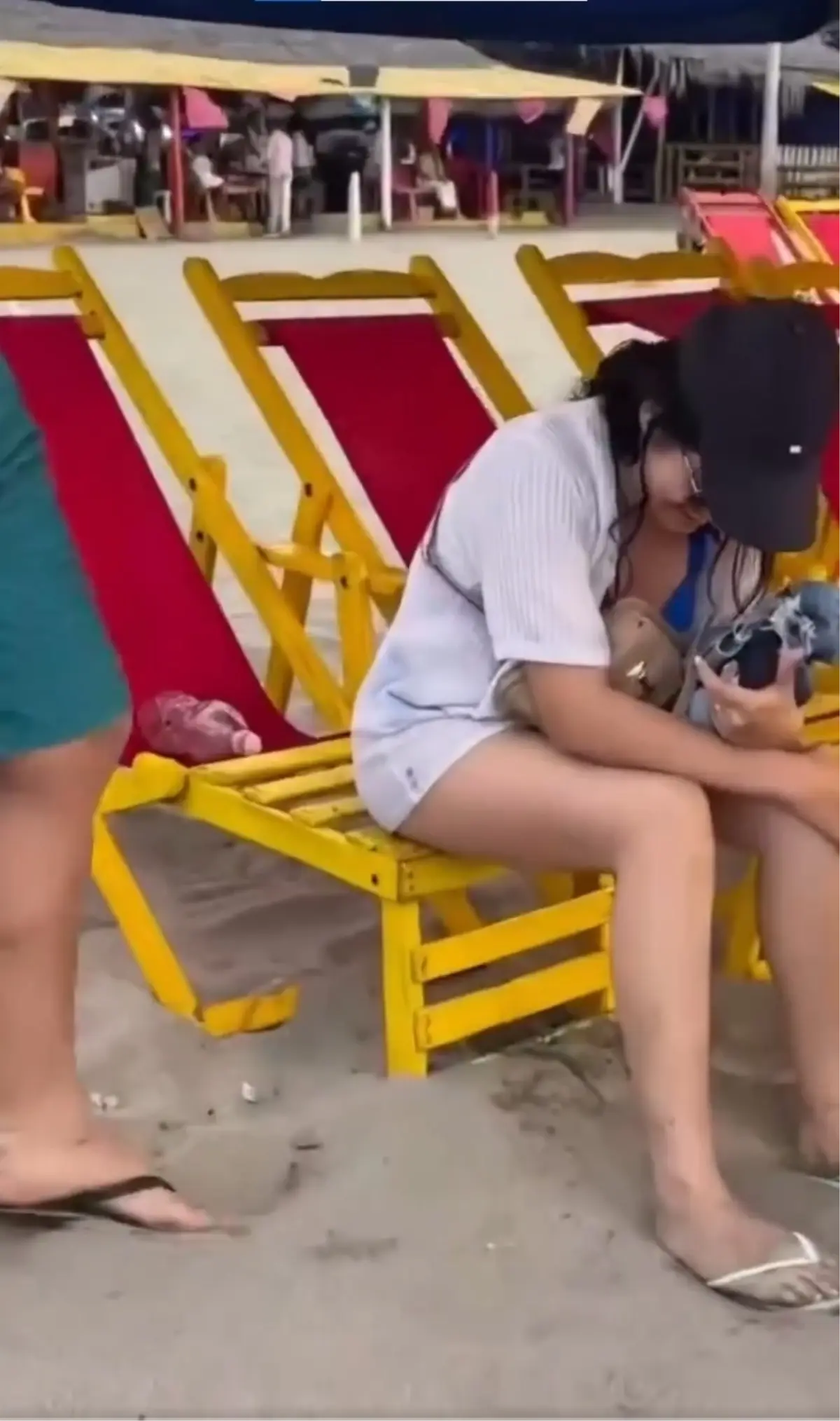 Plajda mide bulandıran görüntüler! Şezlongda otururken tuvaletini yaptı