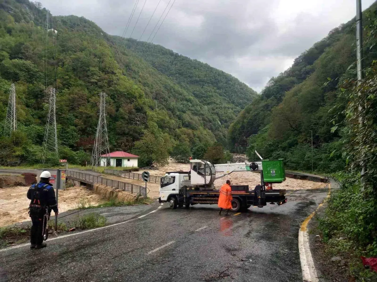 Karadeniz\'de Sel Felaketi: Ekipler Onarımda