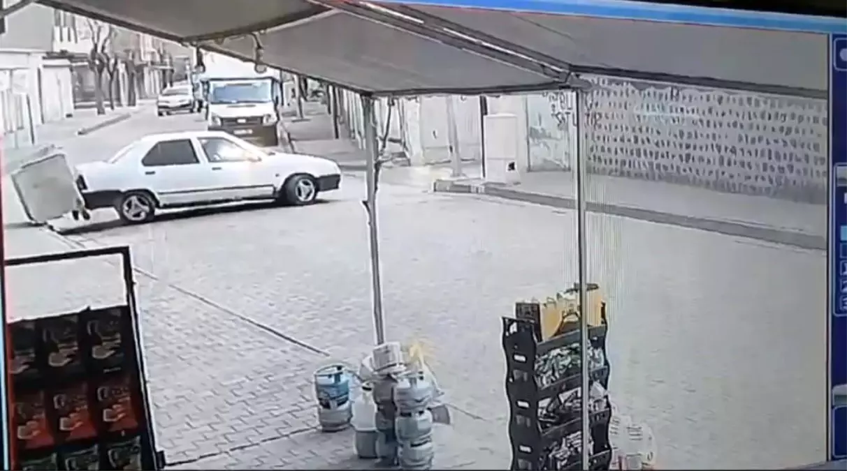 Siverek\'te Sürücü Çöp Konteynerine Çarptı