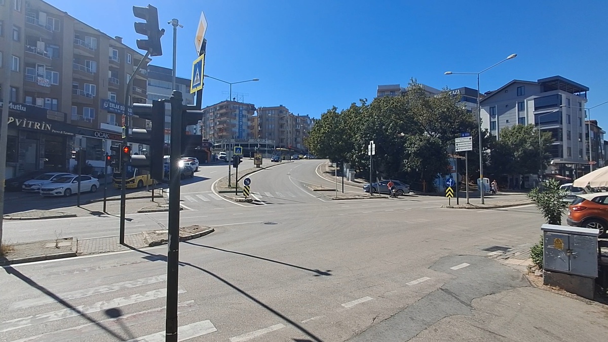 Bursa\'da Park Halindeki Araç Kuyumcuya Çarptı