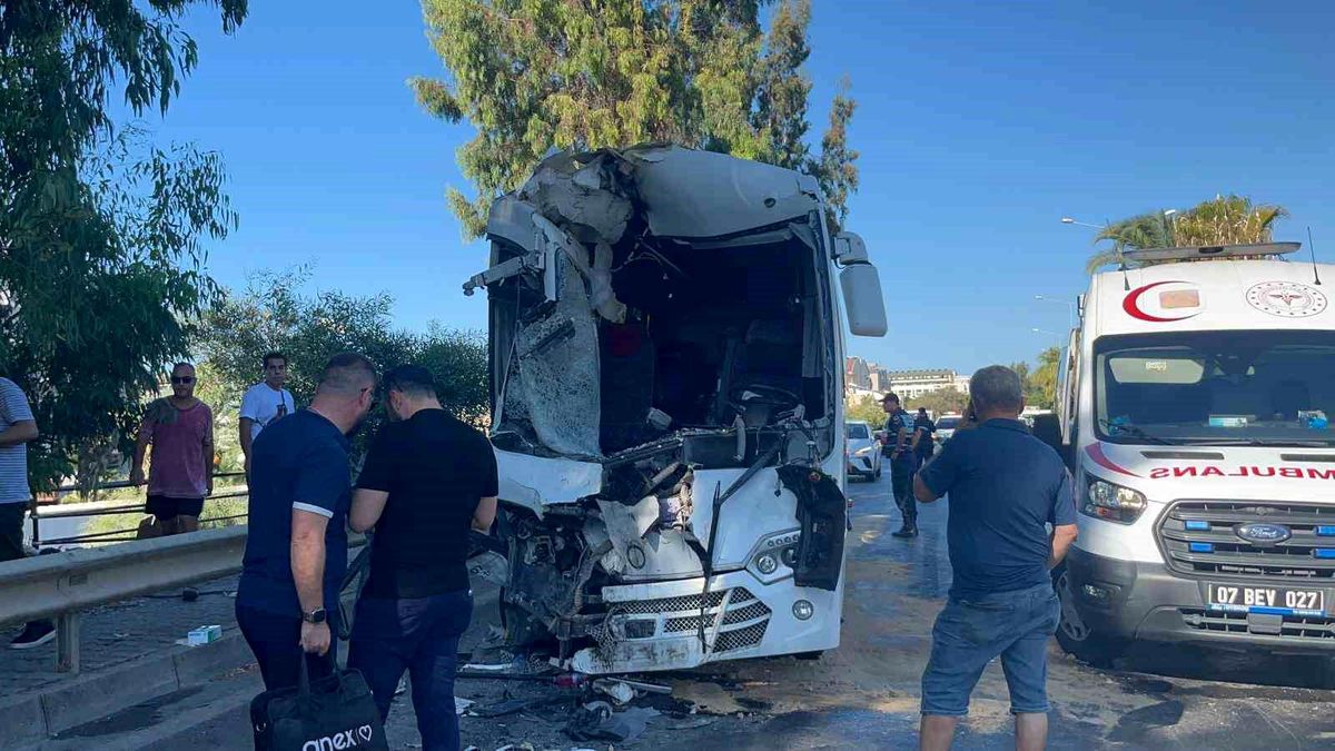 Alanya\'da Midibüs Kazası: 15 Yaralı