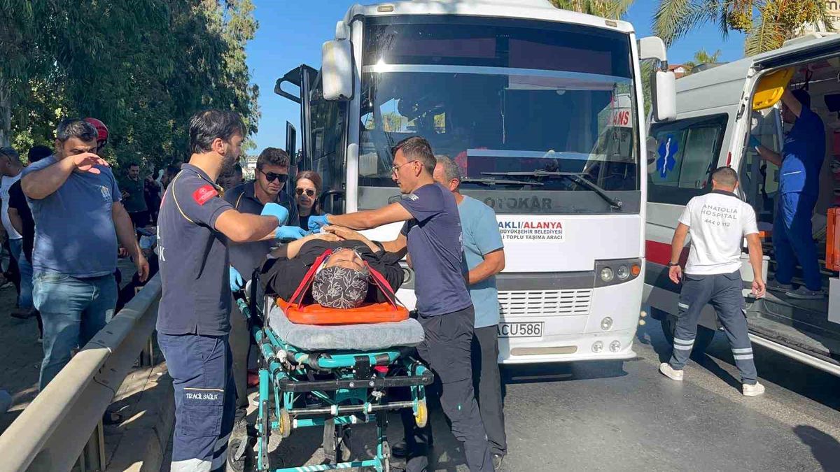 Alanya\'da Otobüs-Midibüs Kazası: 15 Yaralı