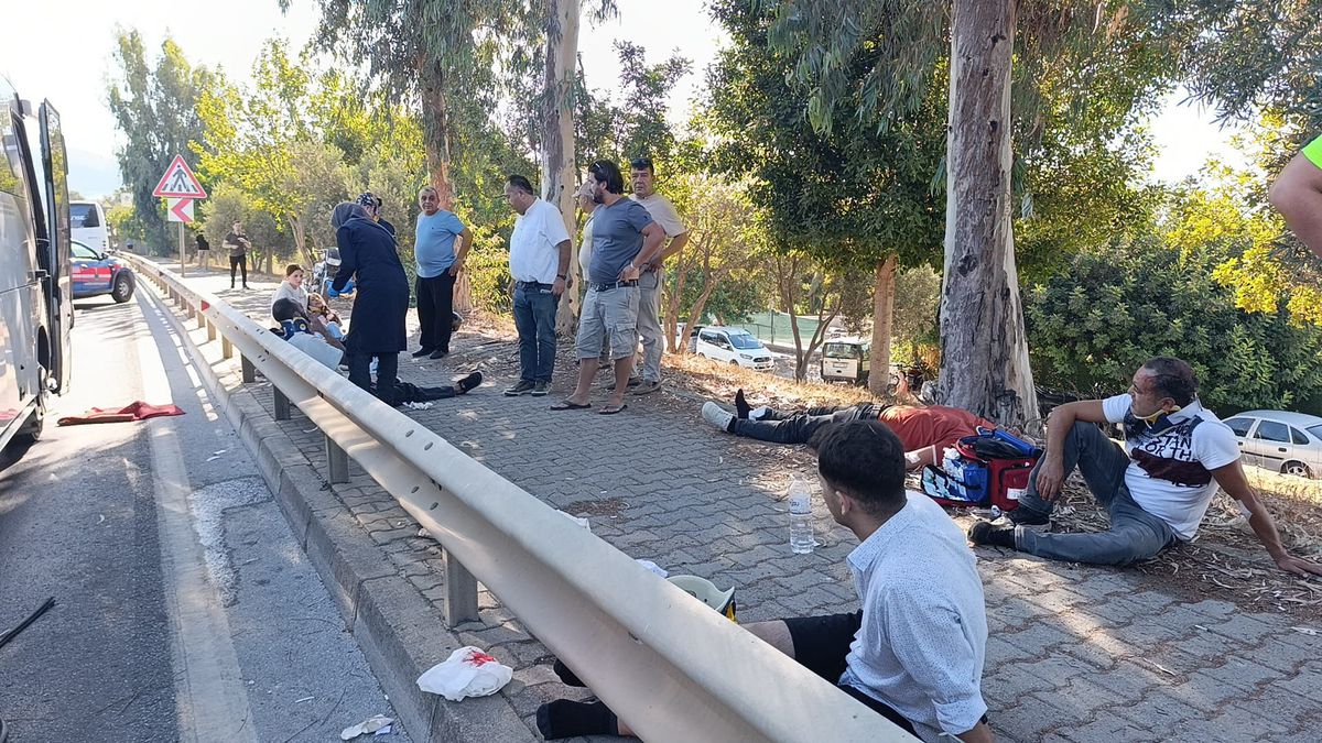 Alanya\'da Midibüs Çarpıştı: Çok Sayıda Yaralı