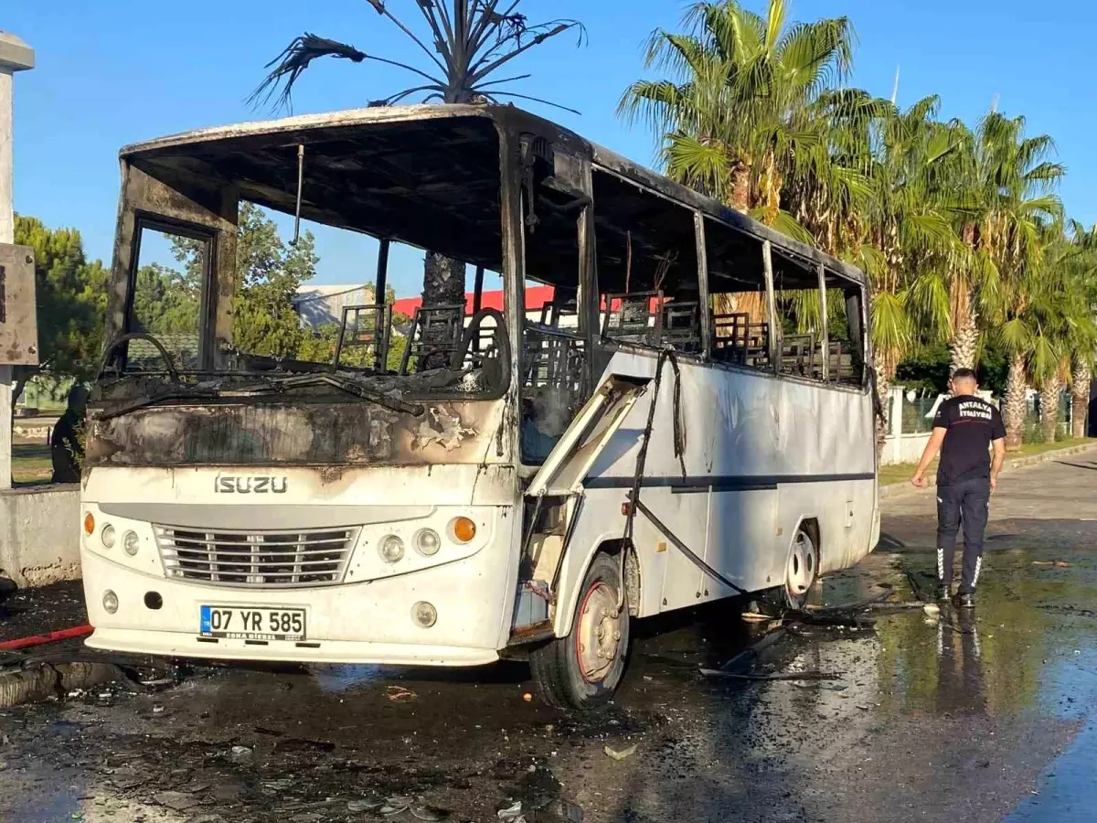 Antalya\'da Park Halindeki Midibüs Yandı